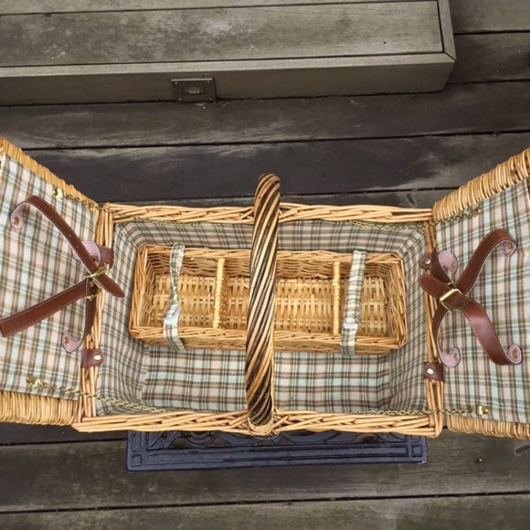 ✨HOST PICK✨ Vintage Stylish Cool Wicker Picnic Basket Dish Set - Never Used 🧺✨ - Picture 6 of 14